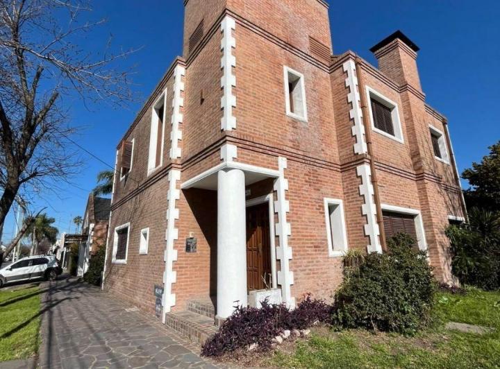 Casa · 300m² · 5 Ambientes · 2 Cocheras