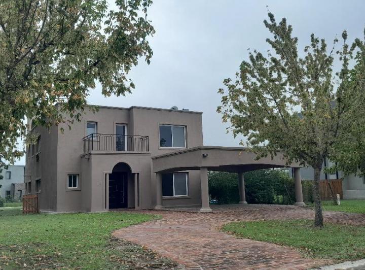 Casa · 200m² · 4 Ambientes · 2 Cocheras