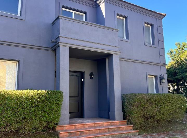 Casa · 189m² · 4 Ambientes · 6 Cocheras