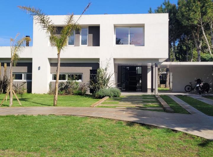 Casa · 400m² · 5 Ambientes · 2 Cocheras