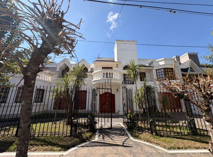 Casa · 450m² · 11 Ambientes · 1 Cochera