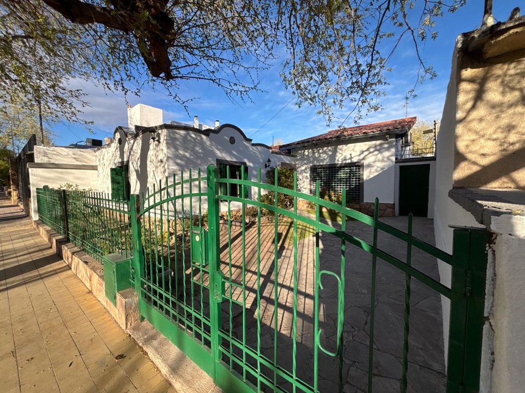 Venta casa 3 dormitorios y 2 baños, Sexta Sección.