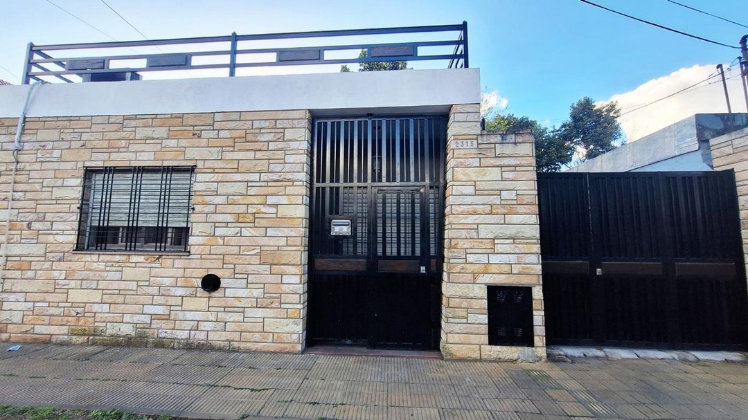 VENTA CASA 4 AMB + DPTO JARDIN COCHERA MORON SUR