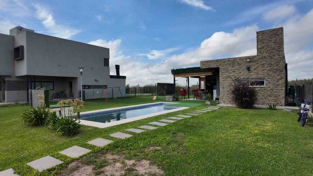 CASA EN VENTA 2 DORMITORIOS-BRISANOVA - P. ESTHER