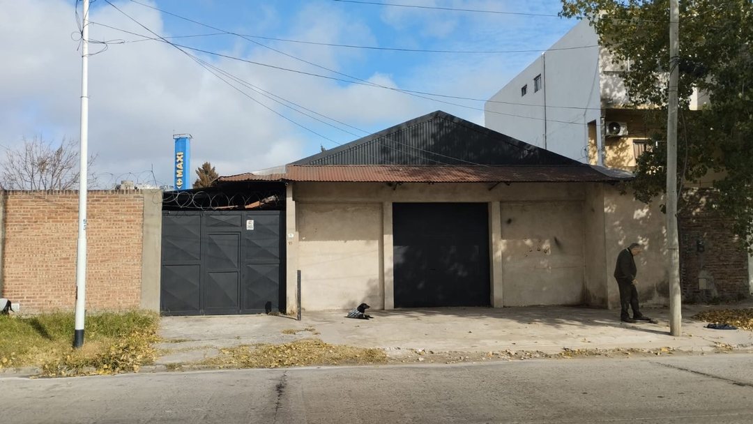 DEPOSITO + VIVIENDA. VENTA EN BLOCK.