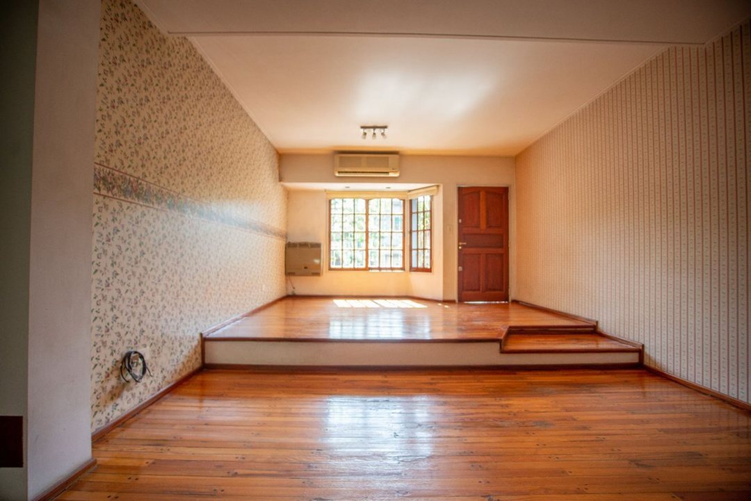 TRIPLEX 5 AMB C/DEP JARDIN Y 2 COCHERAS A/CREDITO