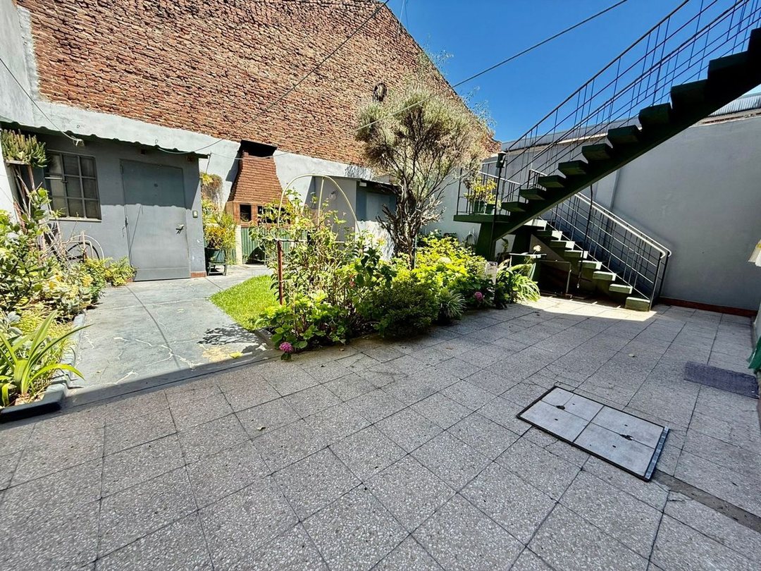 VENTA CASA 6 AMBIENTES CON PATIO - VILLA MAIPU