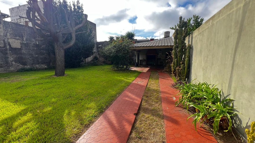 CHALET 5 AMB. EN VENTA-EXCELENTE UBICACION-LANUS O