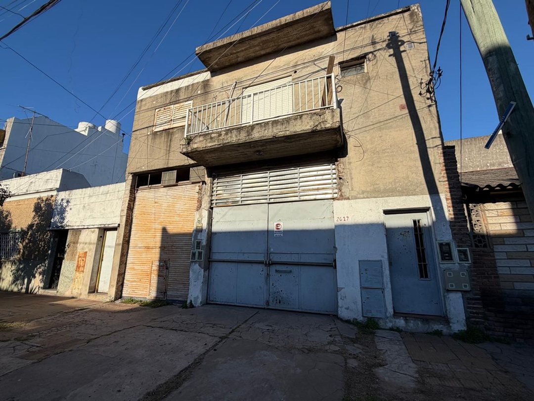 GALPÓN / DEPÓSITO + GARAGE/LOCAL + 2 DEPTOS