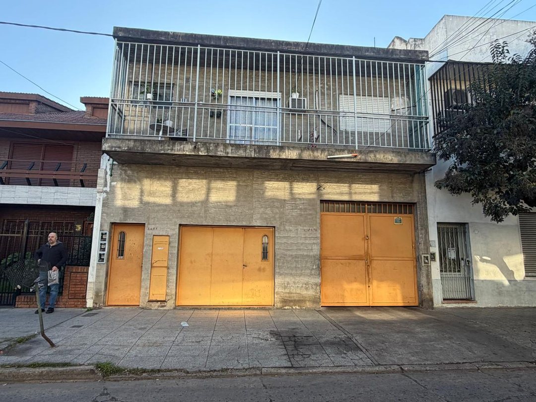 GALPÓN / DEPÓSITO + GARAGE/LOCAL + 3 DEPTOS