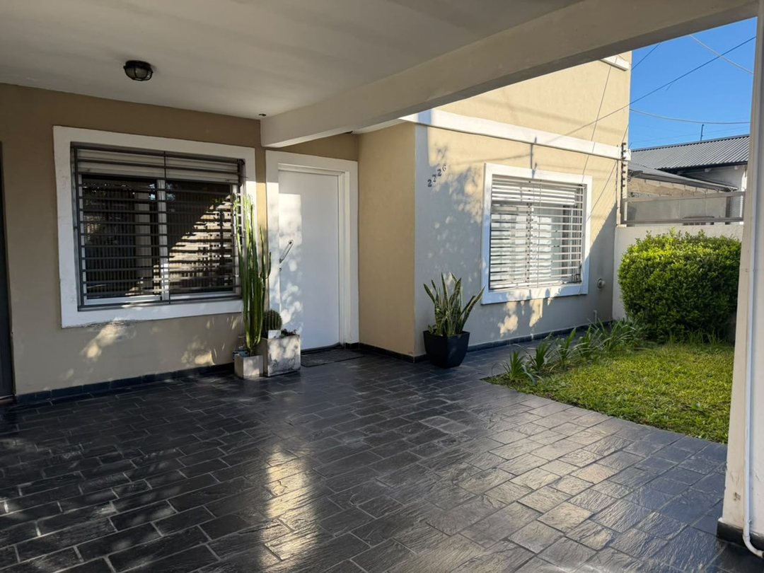 VENTA CASA 3 AMB CON COCHERA Y PISCINA, QUILMES