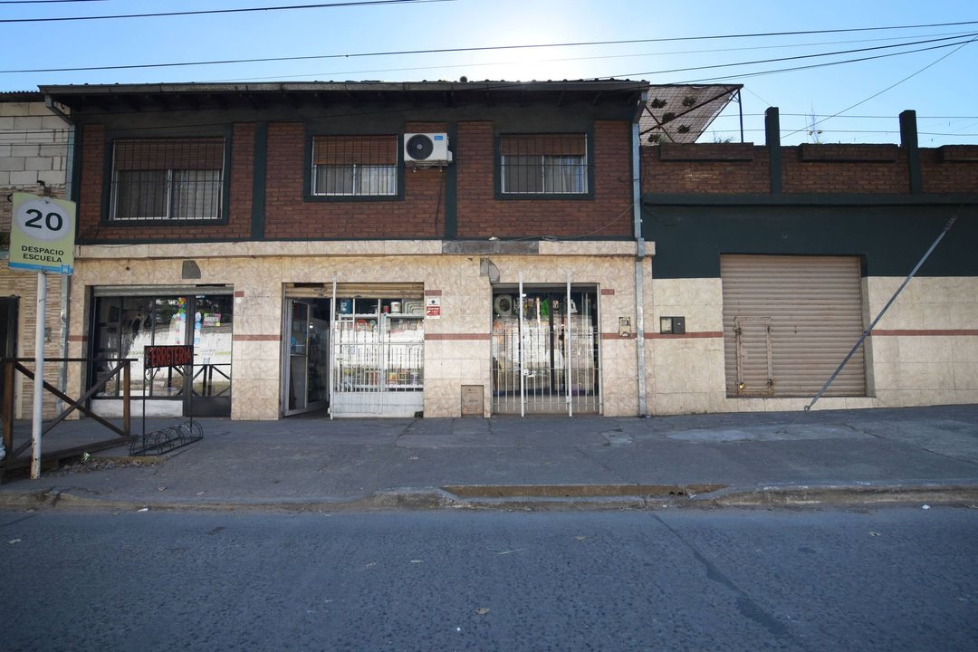LOCALES + DEPARTAMENTO EN VENTA (PABLO NOGUES)