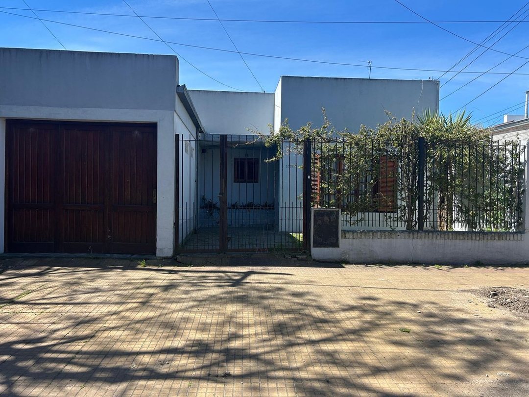 CASA 3 DORMITORIOS EN VENTA LOS HORNOS APTA BANCO