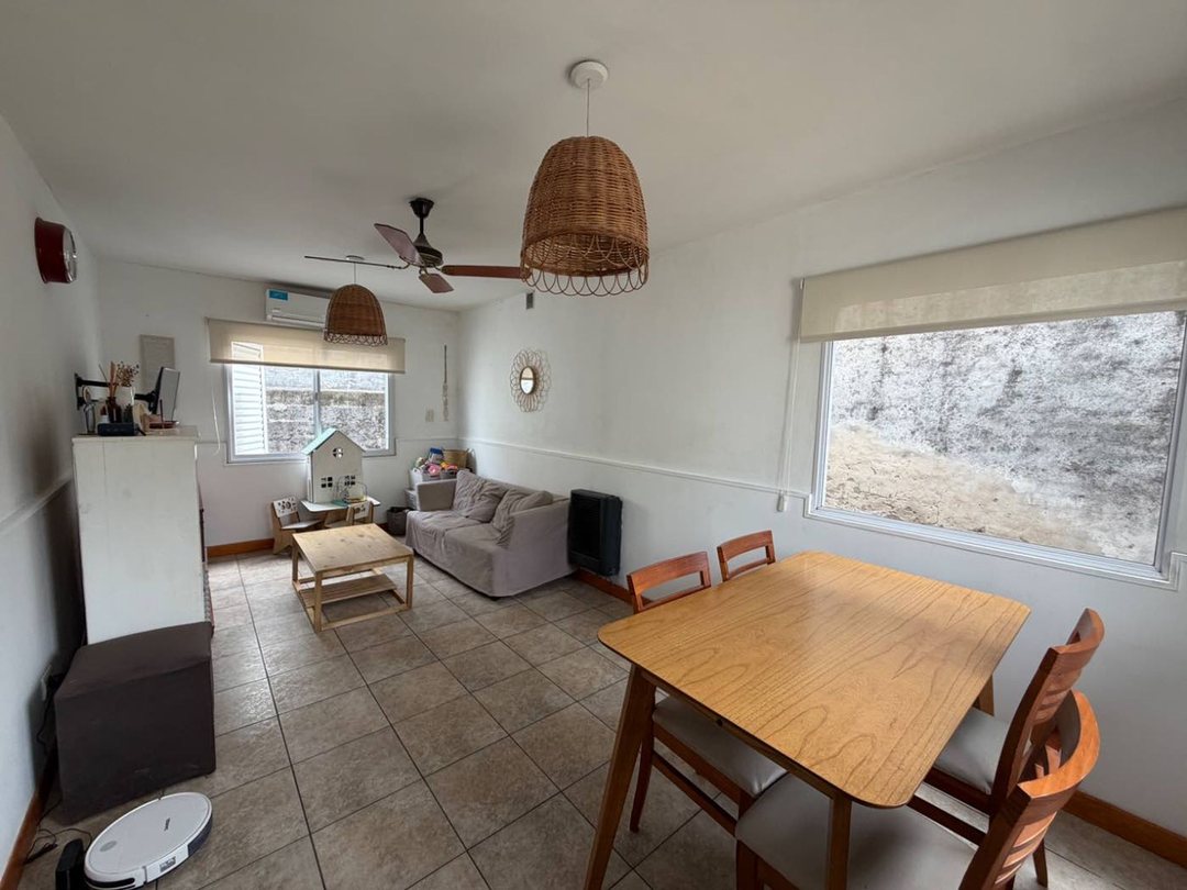 CASA EN VENTA 2 DORMITORIOS CON COCHERA - CENTRO