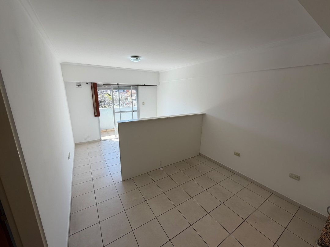 VENTA MONOAMBIENTE CON BALCÓN ABASTO
