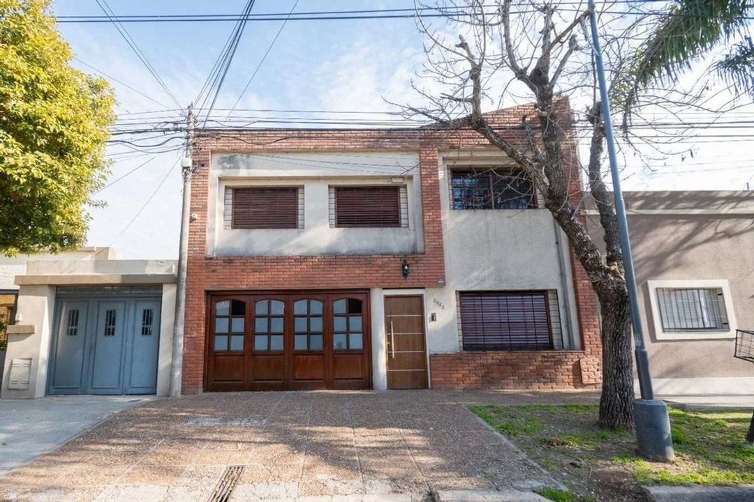 CASA EXCLUSIVA CON PILETA EN 7 JEFES