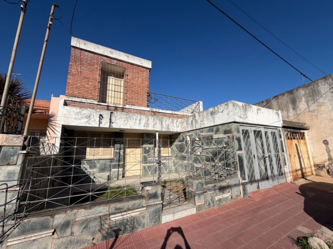 Venta casa a refaccionar 4 dor -  Crisol Sur