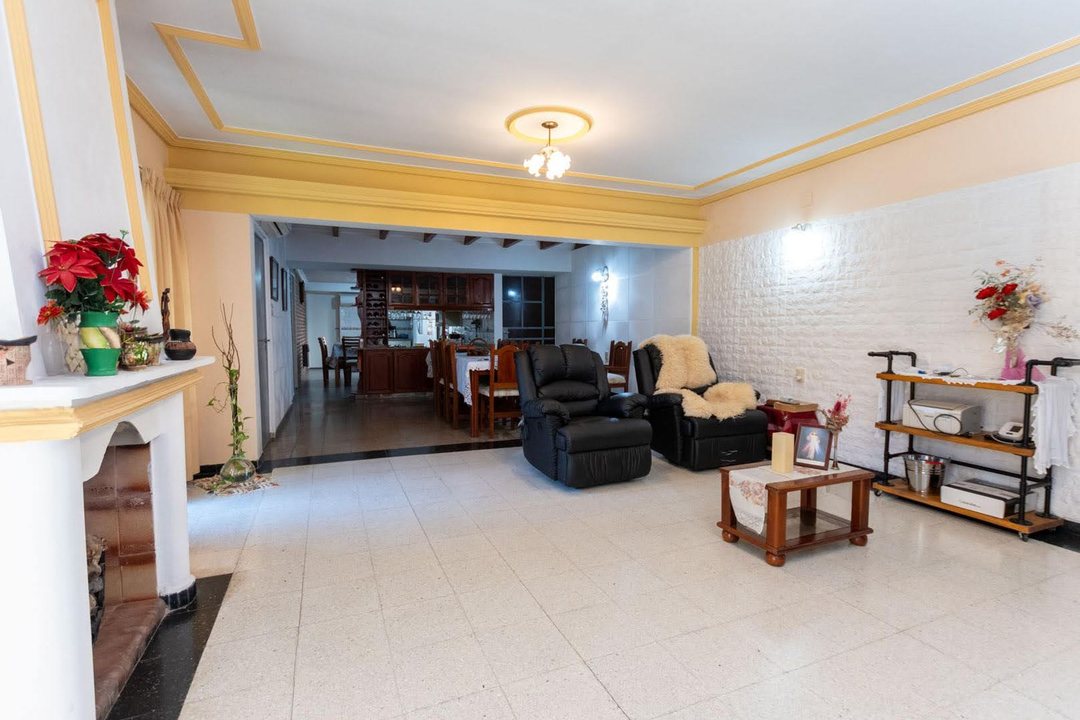 CASA EN VENTA 4 DORMITORIOS  Y EXCELENTE UBICACIÓN