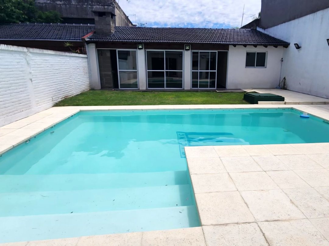 VENTA CASA 5 AMBIENTES CON PILETA QUINCHO MORON