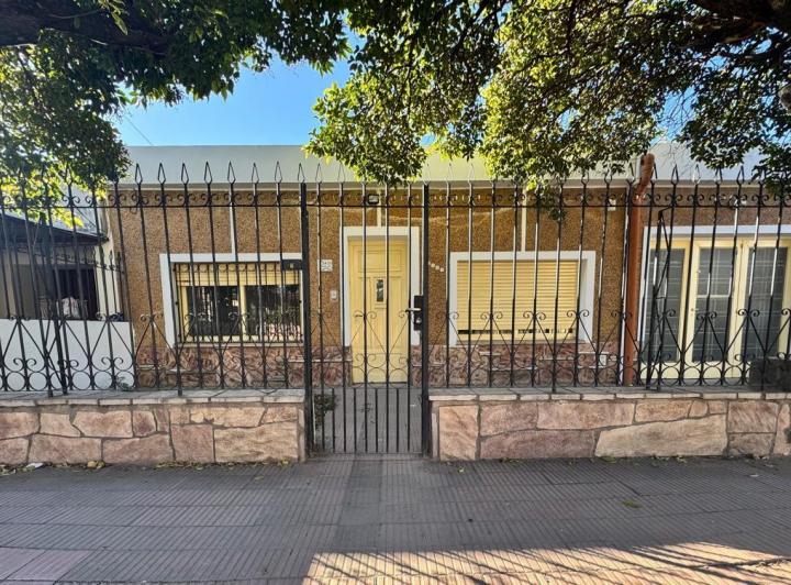 Casa · 110m² · 8 Ambientes · 1 Cochera