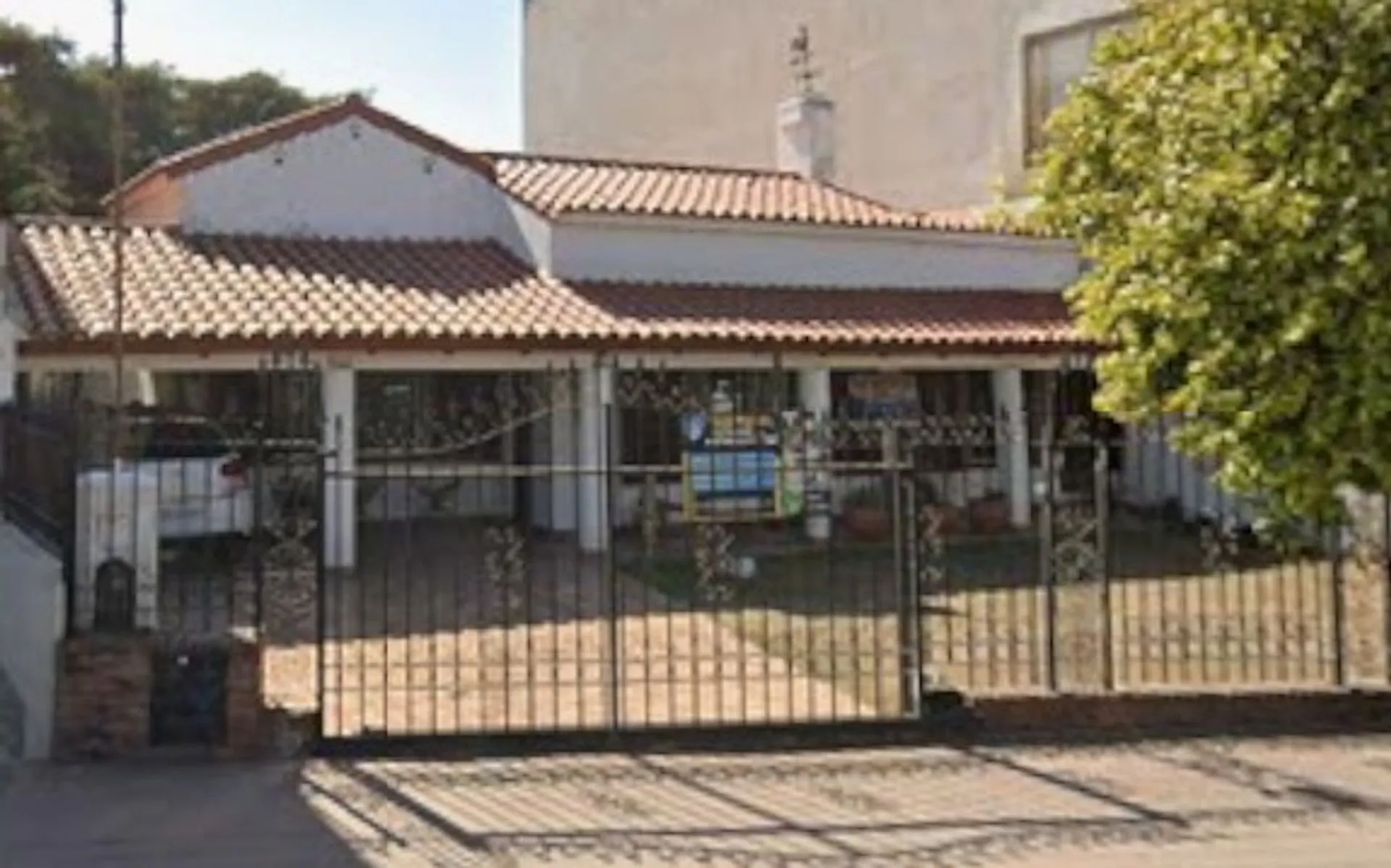 CASA CERRO DE LAS ROSAS CORDOBA 3 DORMI PILETA AV RAFAEL NUÑEZ GRAN TERRENO PARA LOCAL COMERCIO VENTA