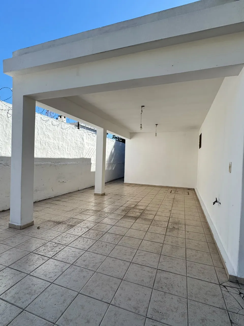 Casa en alquiler 3 dormitorios cochera patio verde