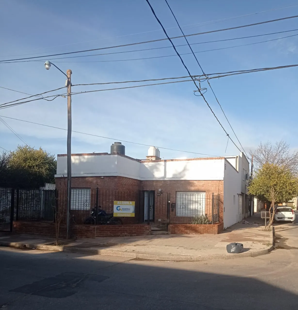 ALQUILER CASA 2 DORMITORIOS BARRIO LOS PLATANOS CON COCHERA