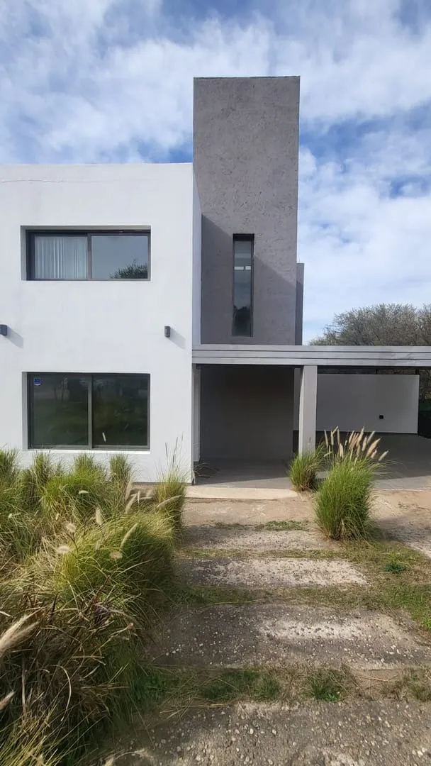 Casa a la Venta de 3 Dormitorios en Las Cañitas Barrio Privado