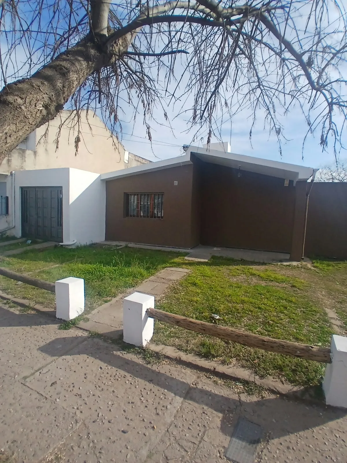 ALQUILO Casa de 2 dormitorios con patio amplio y cochera en Argüello Norte