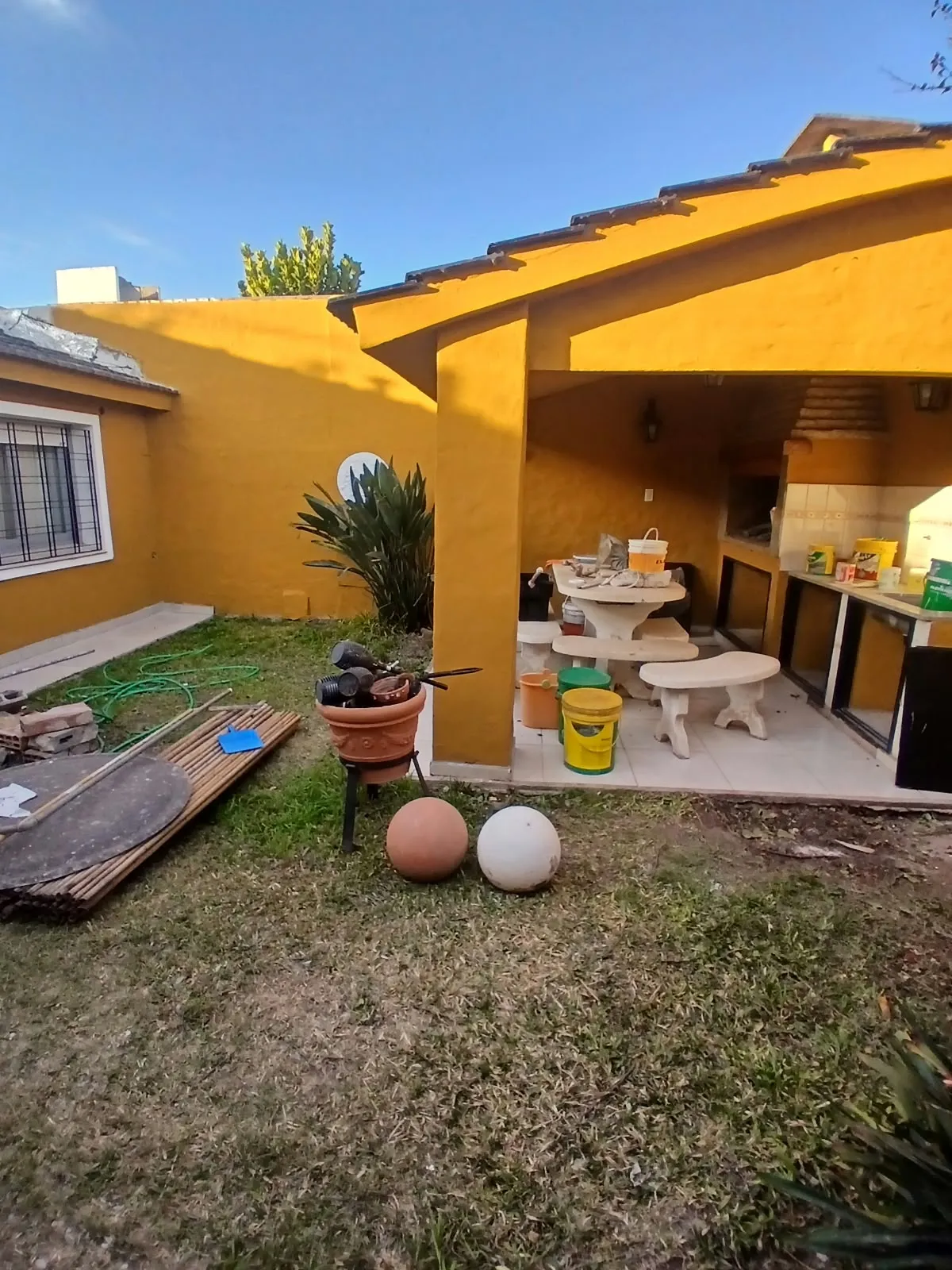 ALQUILO Casa de 3 dormitorios con patio, quincho y cochera doble - Villa Centenario