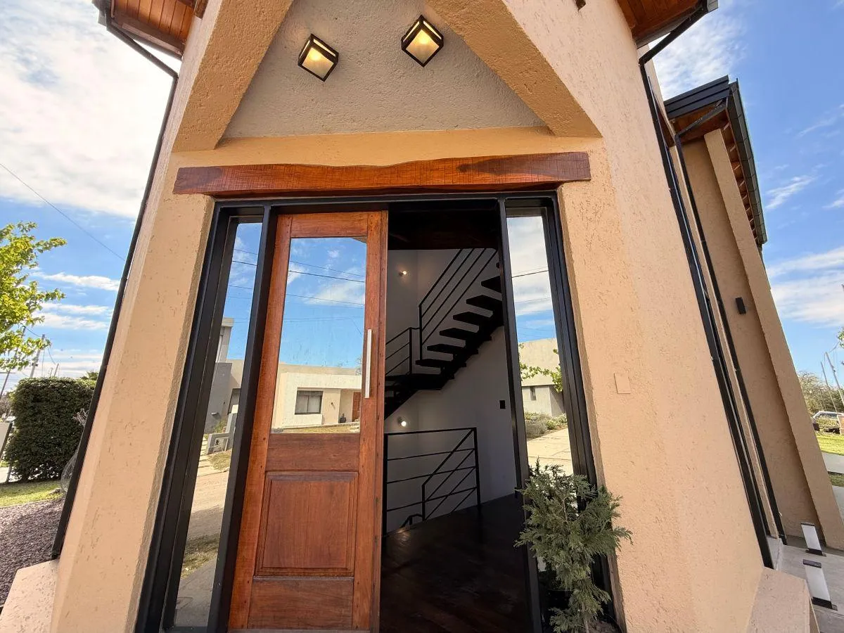 VENTA CASA - 3 DORMITORIOS EN SUITE 4 BAÑOS GRAN PATIO - BARRIO TEJAS DEL SUR 3