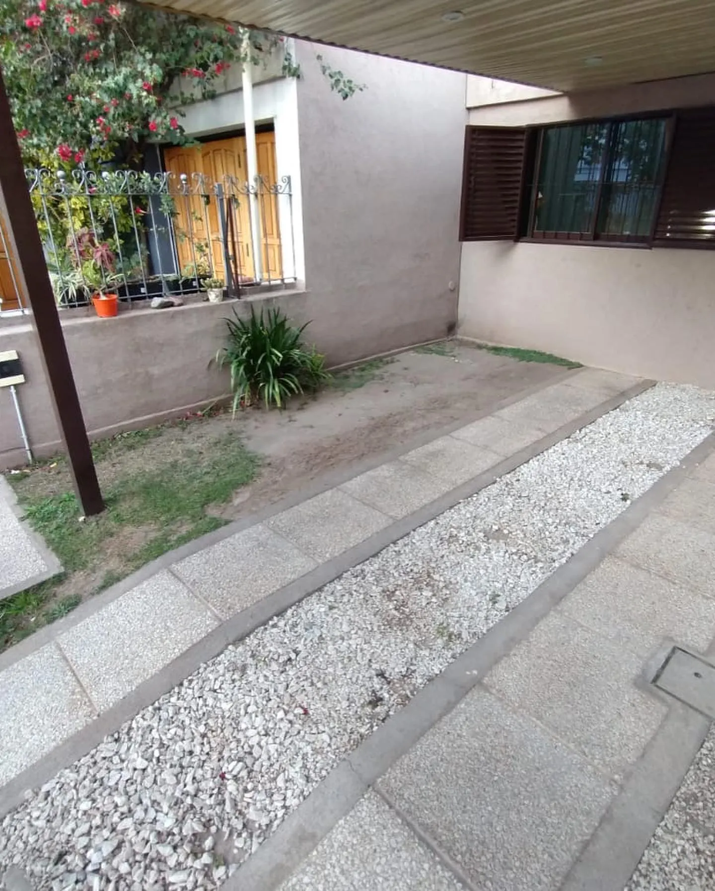 Alquiler en calle Ocaña 871 - 2 DORM C/ PLACARD - 1 BAÑO - COCHERA CUBIERTA C/ PORTON AUTOMATICO - PATIO