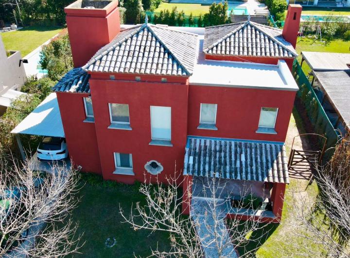 Casa · 210m² · 5 Ambientes · 3 Cocheras