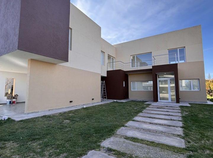 Casa · 380m² · 5 Ambientes