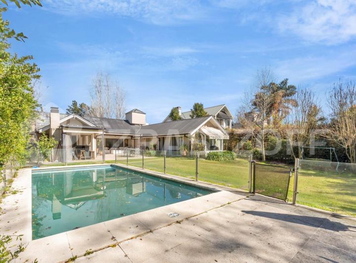 Casa · 200m² · 5 Ambientes · 3 Cocheras
