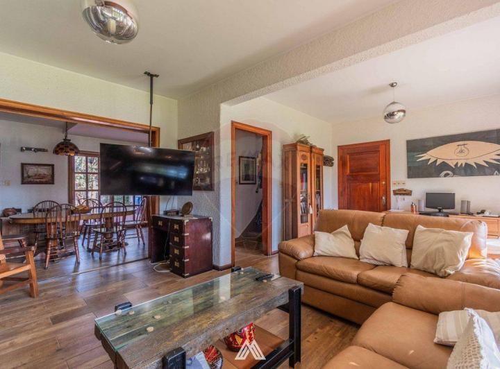 Casa · 141m² · 8 Ambientes · 2 Cocheras