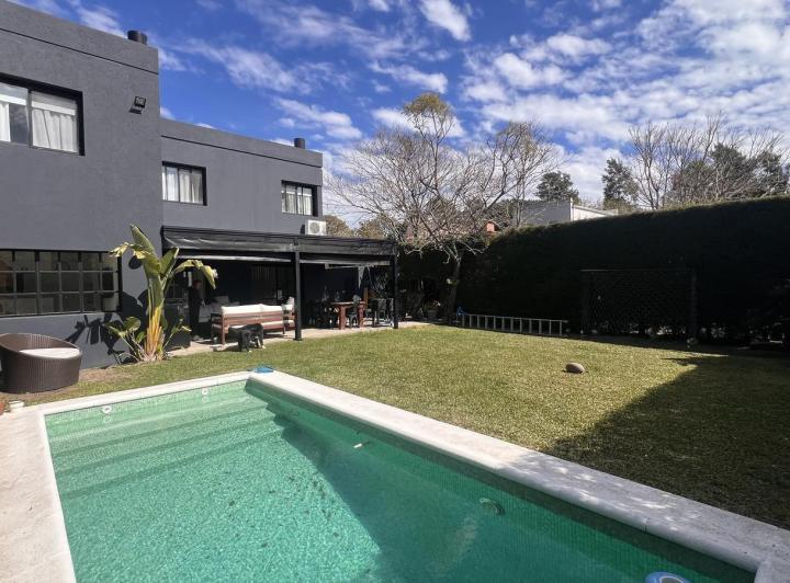Casa · 200m² · 5 Ambientes