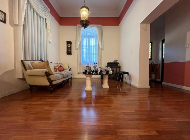 Casa · 180m² · 5 Ambientes · 1 Cochera