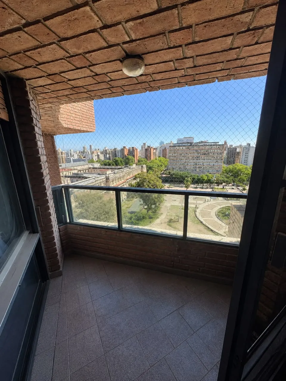 ALQUILA Depto 1 dormitorio con Balcón. Vista privilegiada piso 11     Duarte Quiros 478 Frente  Plaza de la intendencia, a metros de Tribunales.