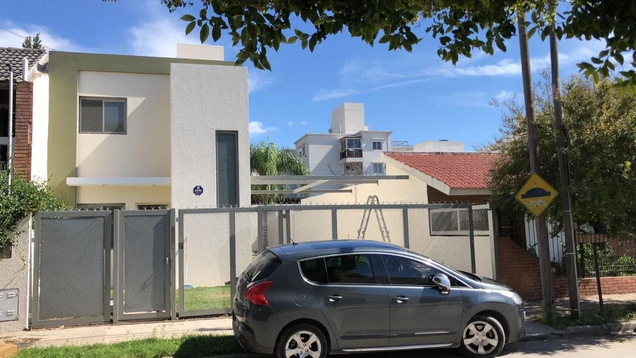 CASA EN ALQUILER CON PILETA - RESIDENCIAL SAN CARLOS