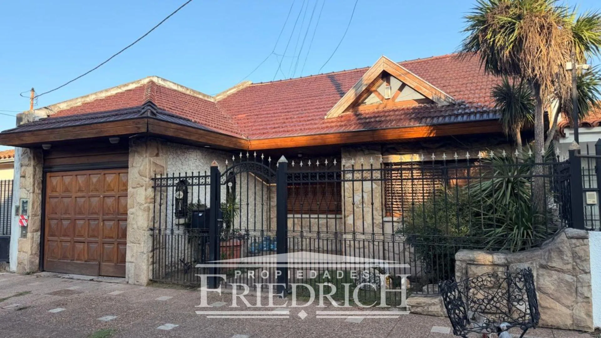 CASA EN VENTA - MORÒN - ACEPTA VEHICULO EN PARTE DE PAGO