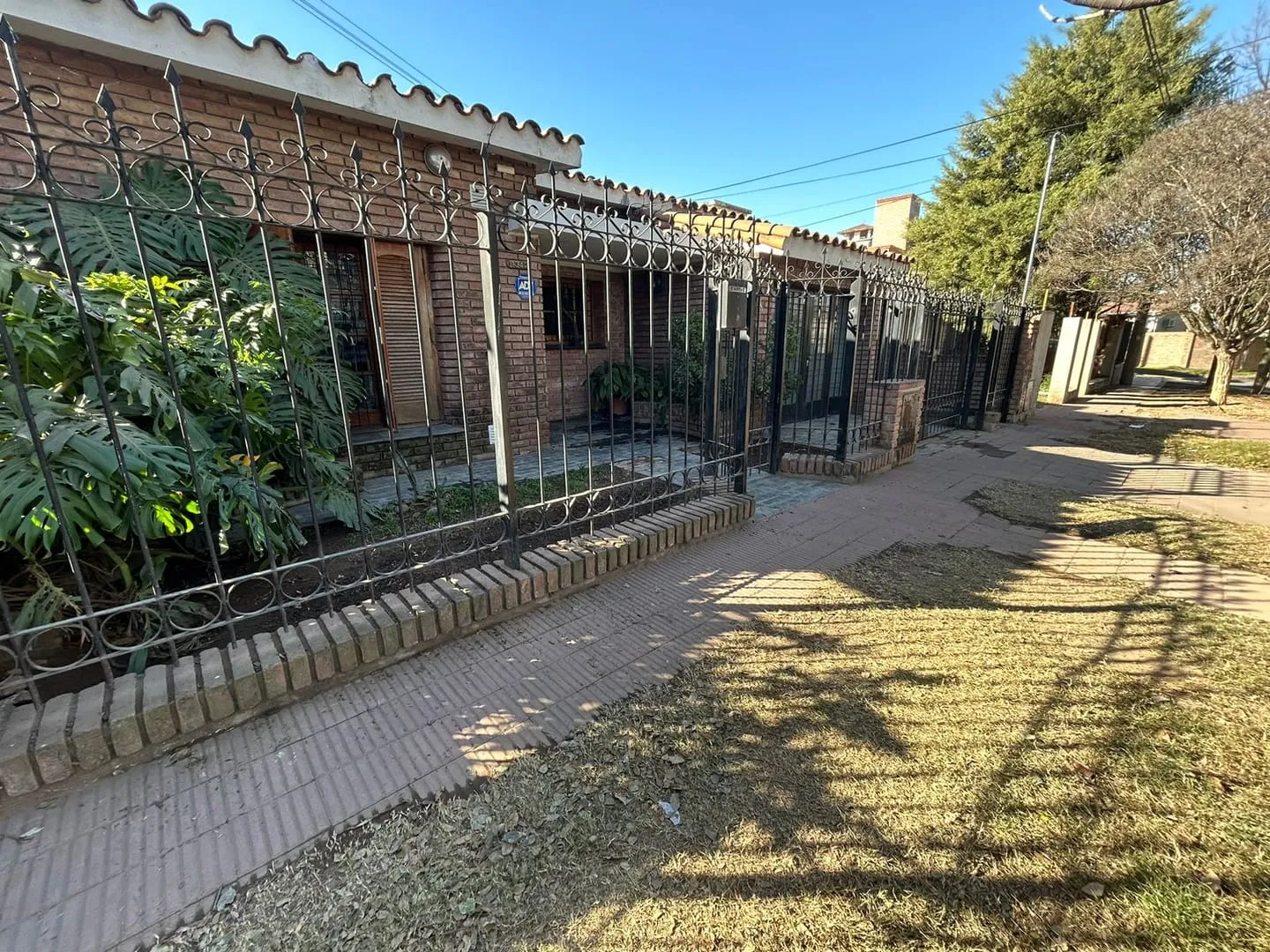 SE ALQUILA CASA 2 DORM B° RESIDENCIAL OLIVOS!!