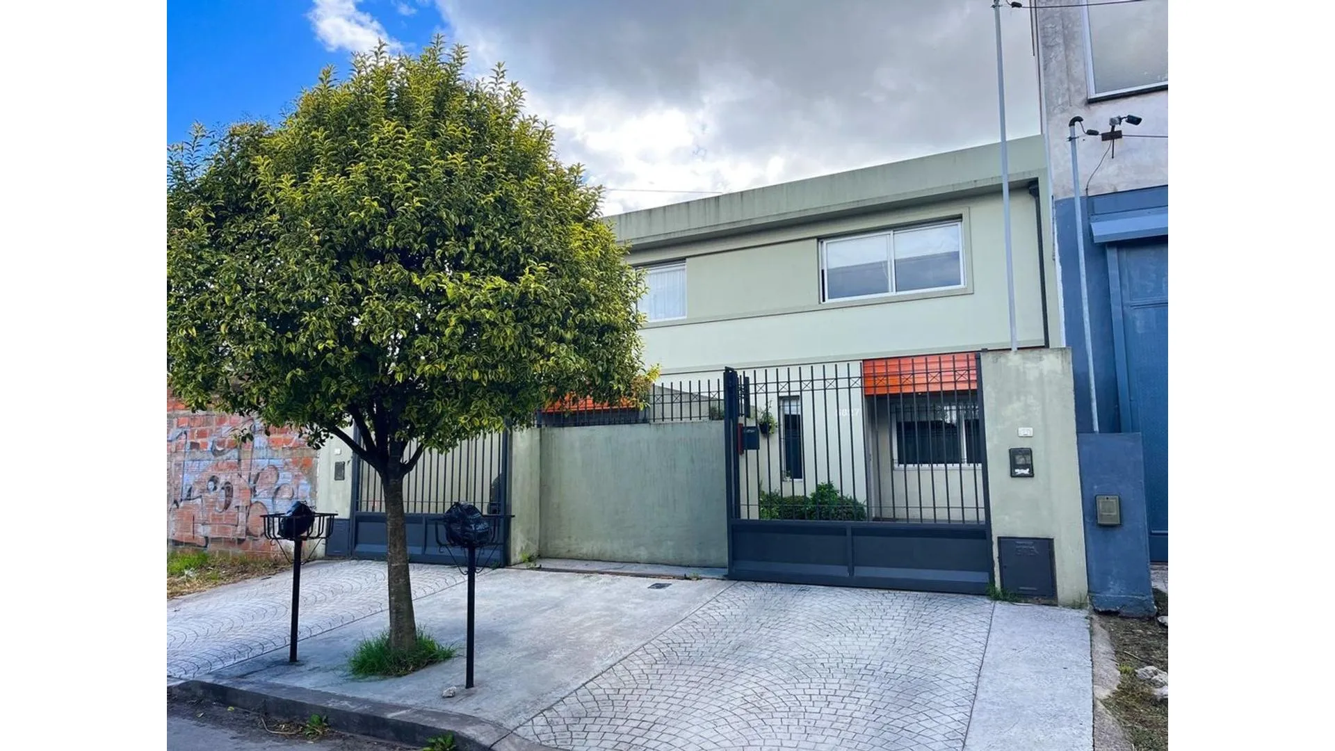 VENTA Dúplex 3 ambientes. Cochera, patio y parque