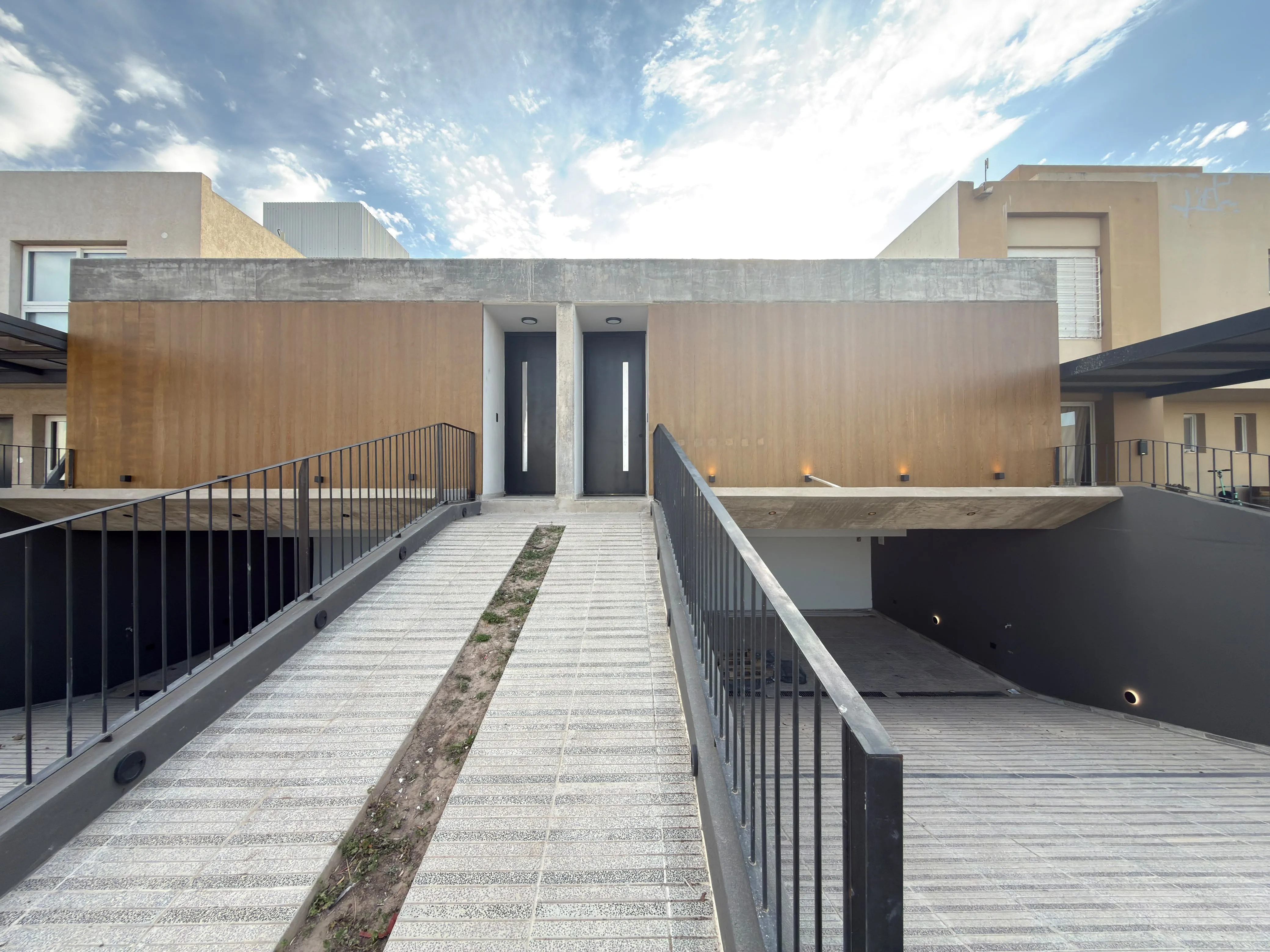 VENTA DUPLEX UNA PLANTA CATEGORÍA EN DISTRITO SUR
