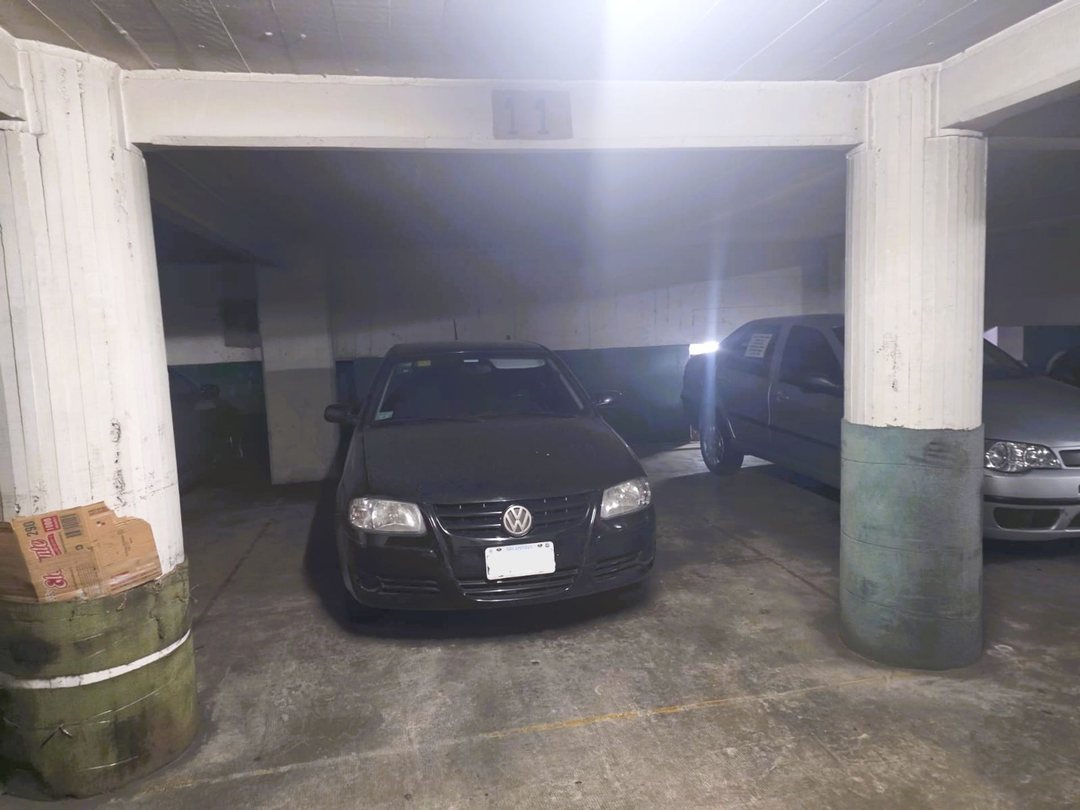 COCHERA   VENTA ZONA ONCE en Edificio Escrituradas
