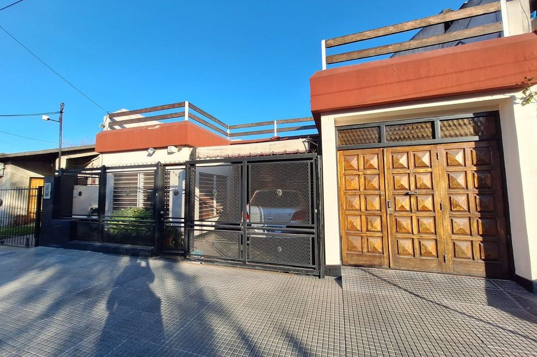 Venta CASA 4 amb QUINCHO COCHERA Hurlingham PERMUT