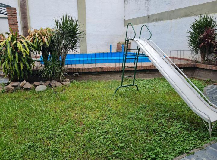 Casa · 200m² · 4 Dormitorios · 2 Cocheras