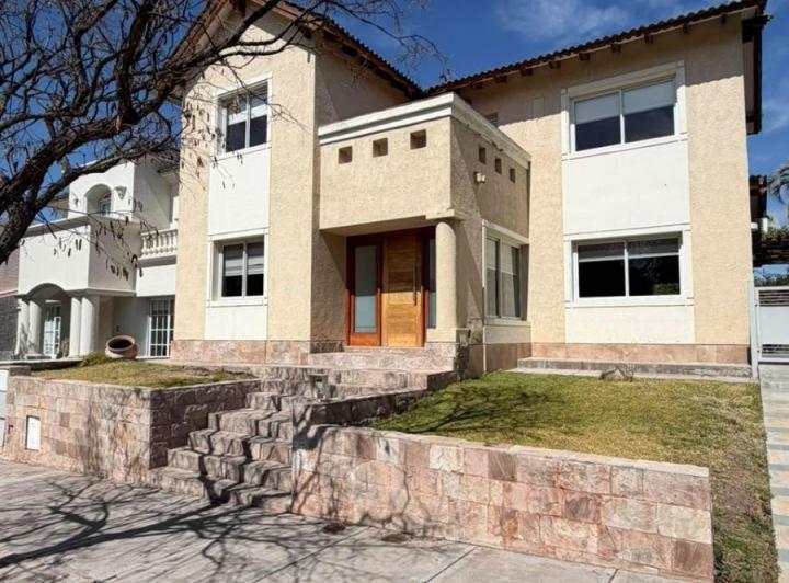 Casa · 212m² · 1 Ambiente · 1 Cochera