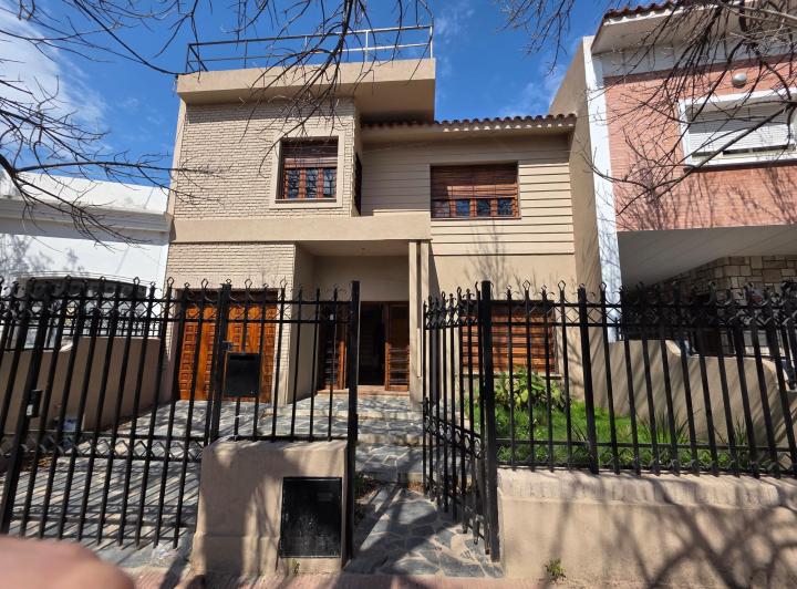 Casa · 250m² · 4 Dormitorios · 2 Cocheras