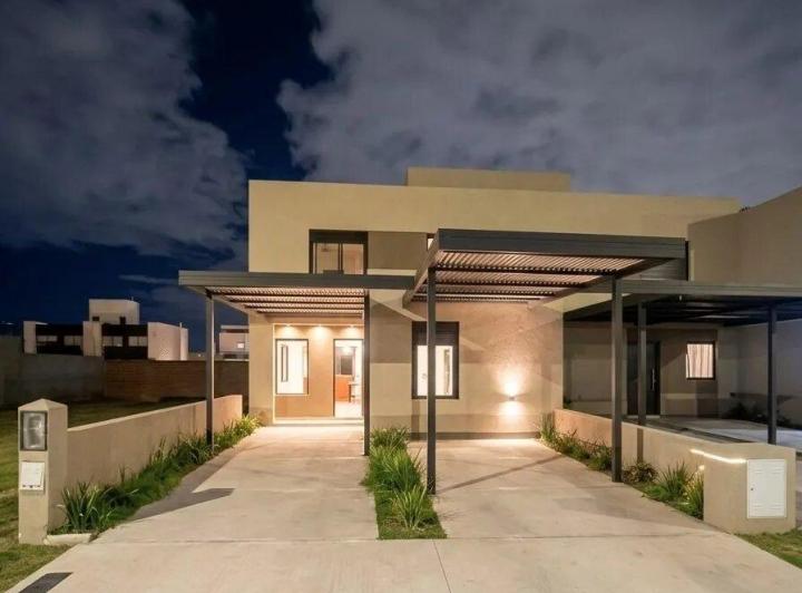 Casa · 165m² · 6 Ambientes · 2 Cocheras